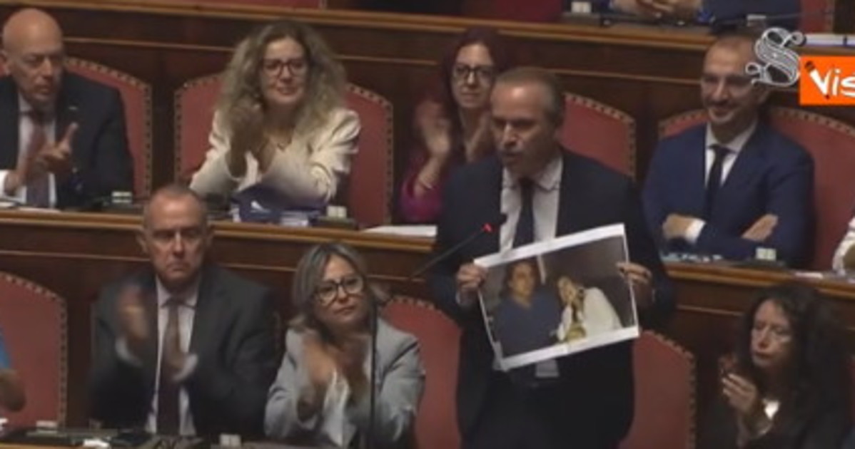 scarpinato la sceneggiata del m5s in aula cosa mostrano ai senatori di fdi da Liberoquotidiano.it scarpinato la sceneggiata del m5s in aula cosa mostrano ai senatori di fdi