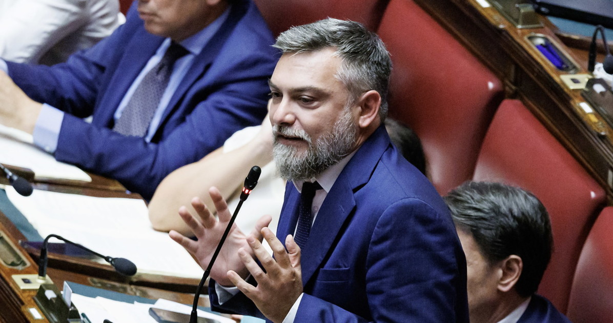 m5s altro delirio in aula stragi la nascita di forza italia da Liberoquotidiano.it m5s altro delirio in aula stragi la nascita di forza italia