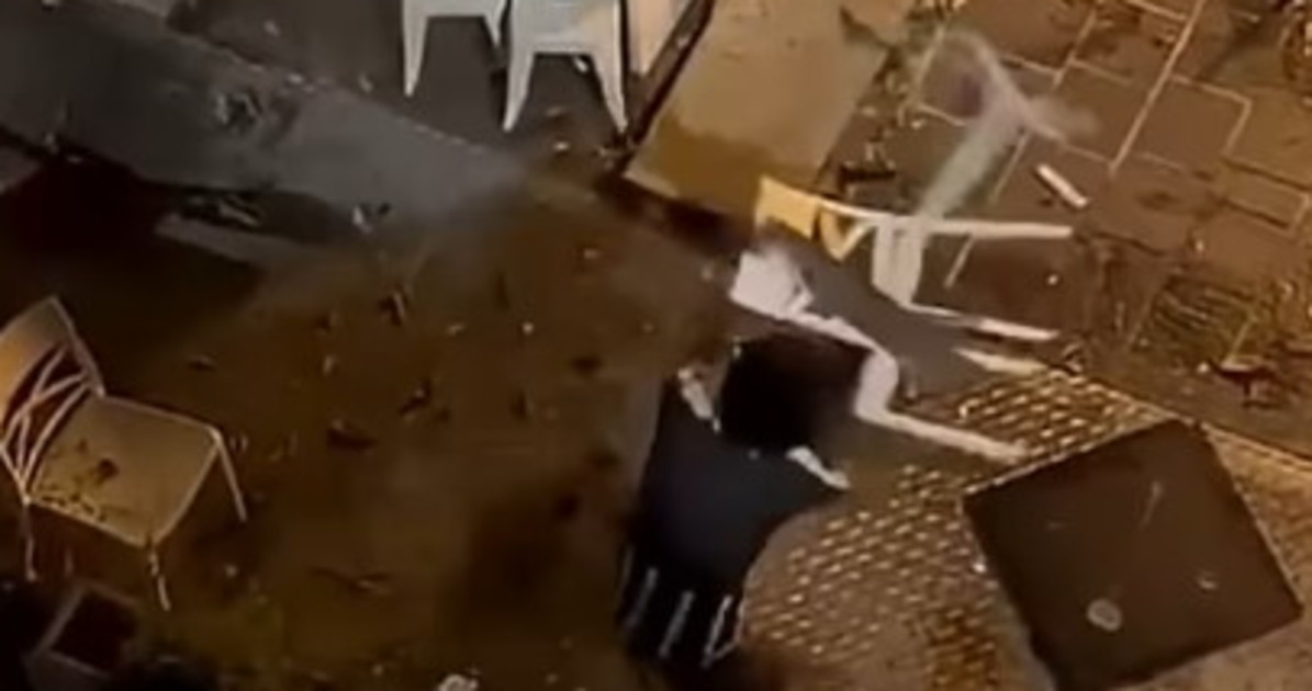 sesto calende immigrato fuori controllo sfascia tavoli e sedie il video choc da Liberoquotidiano.it sesto calende immigrato fuori controllo sfascia tavoli e sedie il video choc
