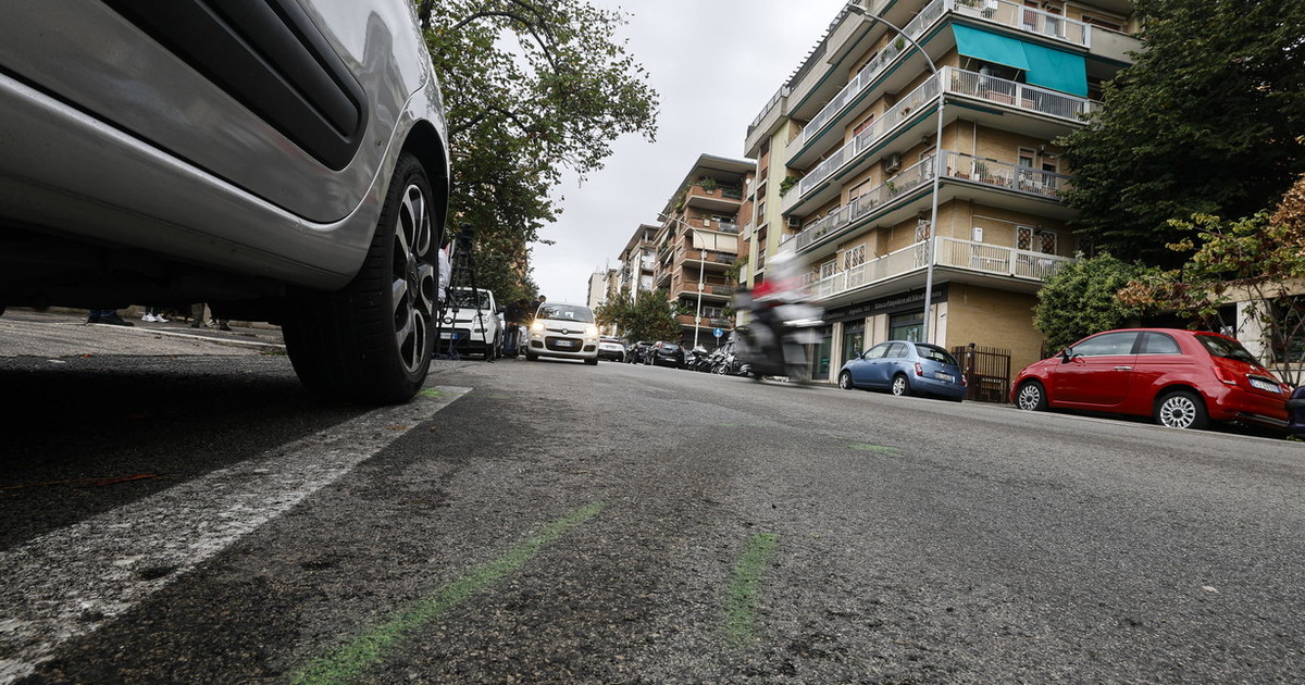 la minicar che terrorizza tutta roma colpi col tubo e si finisce a terra da Liberoquotidiano.it la minicar che terrorizza tutta roma colpi col tubo e si finisce a terra