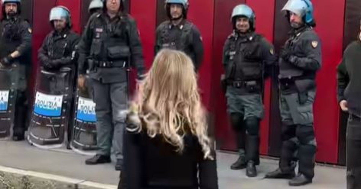 poveretti sardone saluta le forze dell ordine cosa fanno gli amici della salis da Liberoquotidiano.it poveretti sardone saluta le forze dell ordine cosa fanno gli amici della salis