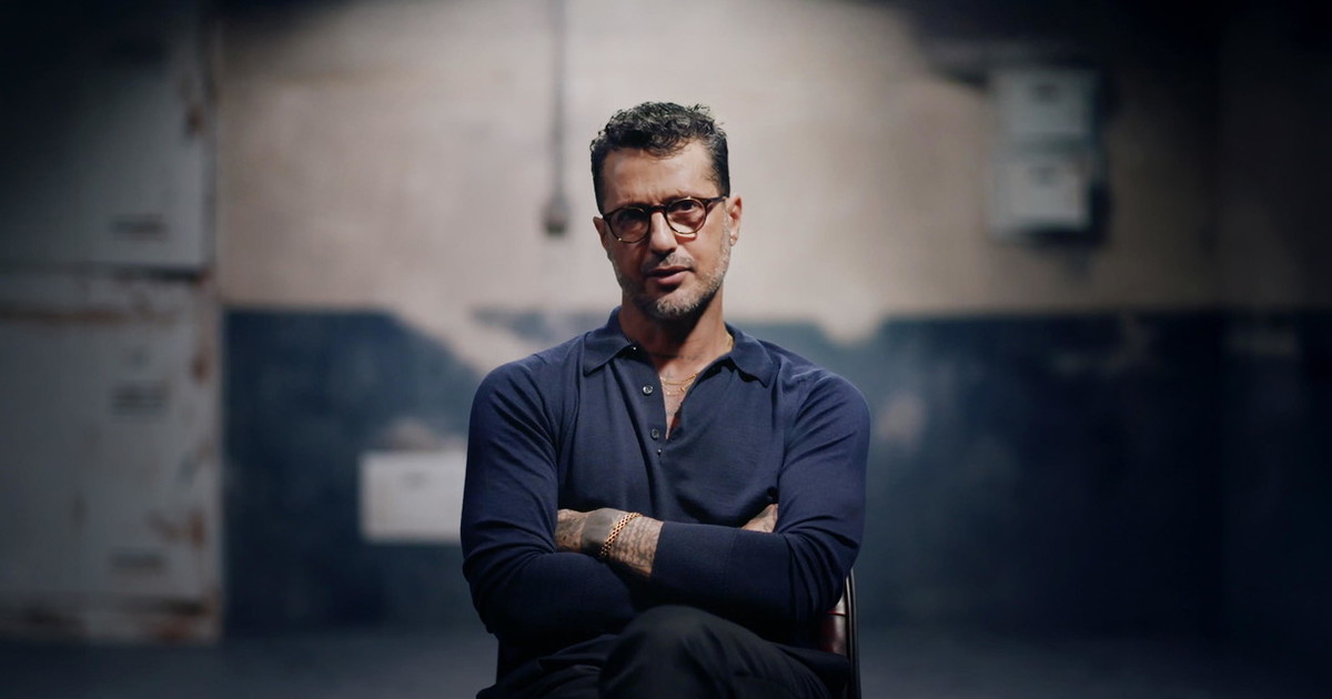 fabrizio corona aggredito da 6 persone sotto casa da Liberoquotidiano.it fabrizio corona aggredito da 6 persone sotto casa