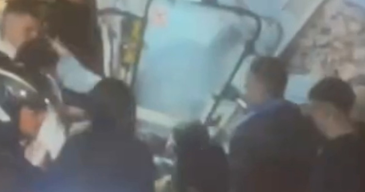 napoli pap224 difende le figlie da una banda di ragazzini picchiato e poi investito da un camion da Liberoquotidiano.it napoli pap224 difende le figlie da una banda di ragazzini picchiato e poi investito da un camion