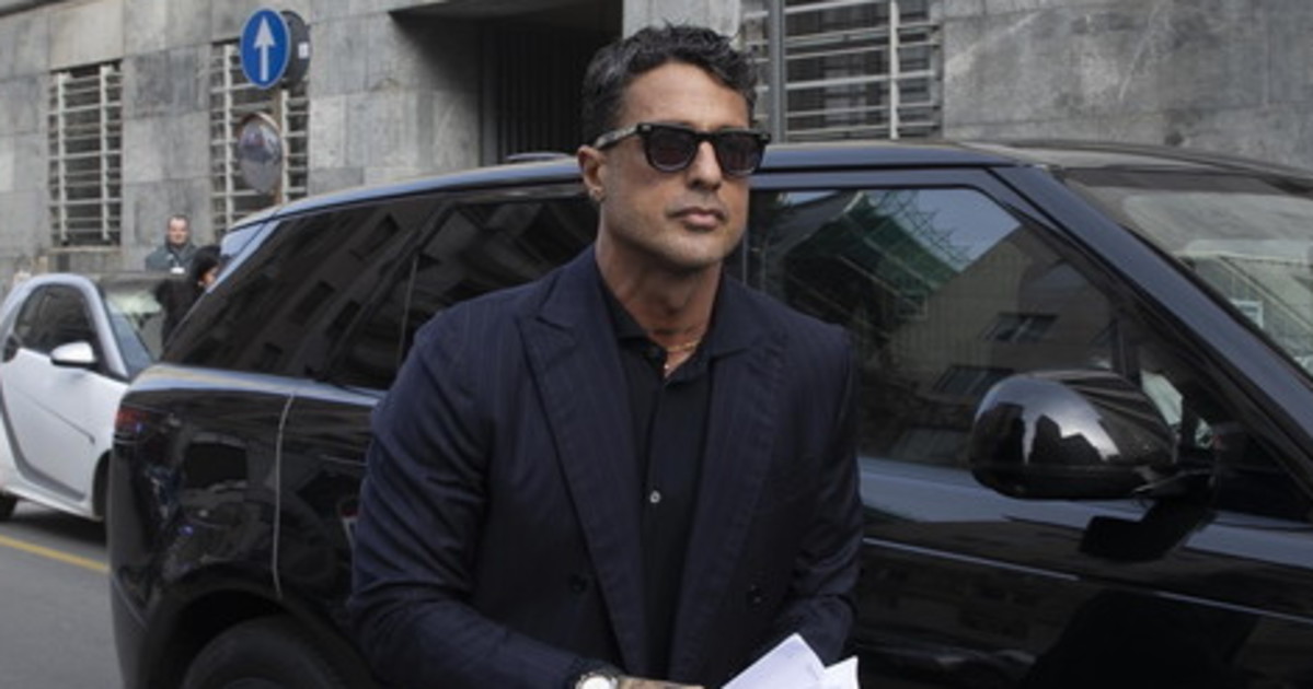 fabrizio corona non si ferma all alt dei carabinieri bloccato e denunciato lui smentisce ma da Liberoquotidiano.it fabrizio corona non si ferma all alt dei carabinieri bloccato e denunciato lui smentisce ma