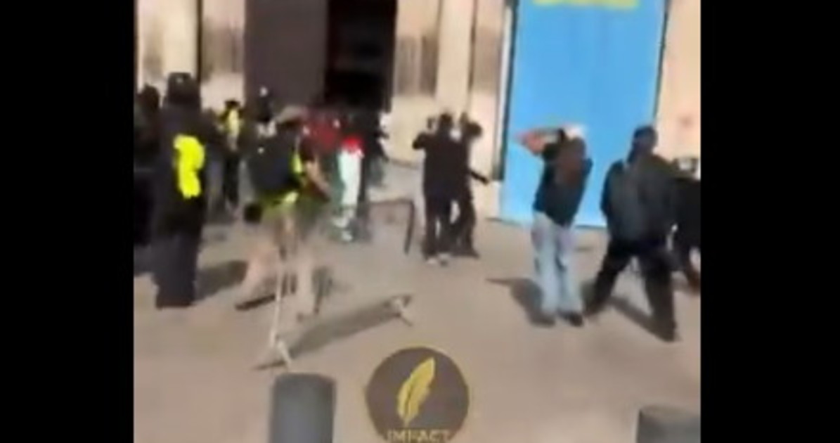 francia violenza rossa botte a parigi a marsiglia sfondano la porta e occupano il comune e la rivoluzione da Liberoquotidiano.it francia violenza rossa botte a parigi a marsiglia sfondano la porta e occupano il comune e la rivoluzione