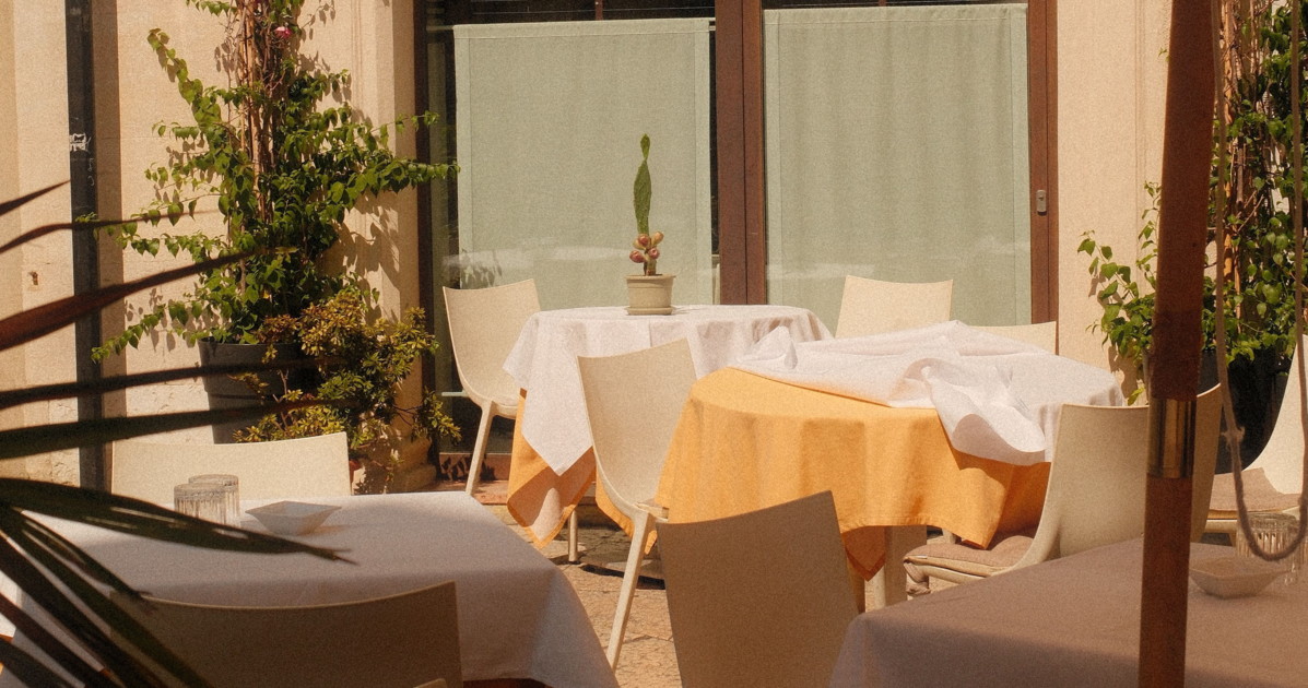 ancona parcheggia nel dehors del ristorante e il titolare gli apparecchia sulla macchina da Liberoquotidiano.it ancona parcheggia nel dehors del ristorante e il titolare gli apparecchia sulla macchina