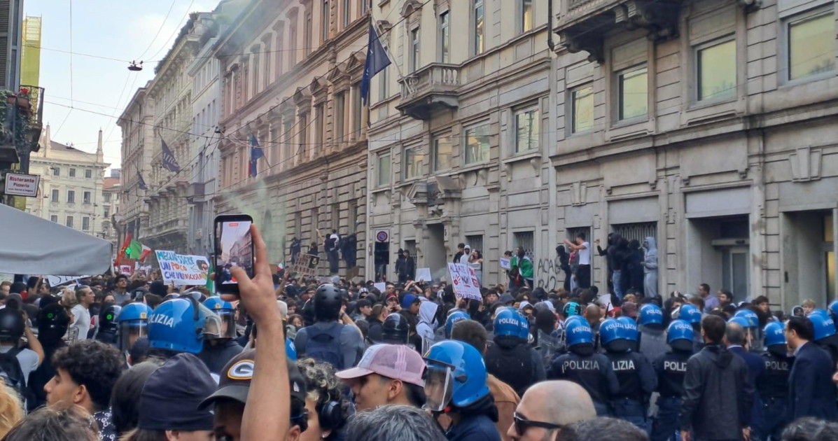 milano corteo e sassaiola contro la polizia gli agenti rispondono con cariche di alleggerimento da Liberoquotidiano.it milano corteo e sassaiola contro la polizia gli agenti rispondono con cariche di alleggerimento
