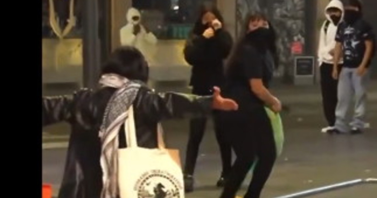 realpolitik il video choc delle violenze in piazza il gesto vergognoso di queste due ragazzine da Liberoquotidiano.it realpolitik il video choc delle violenze in piazza il gesto vergognoso di queste due ragazzine