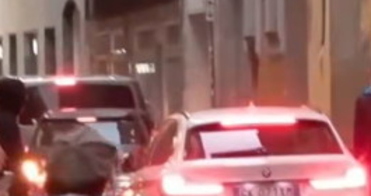 milano auto privata cerca di fuggire orrore dei vandali come la riducono con le persone dentro da Liberoquotidiano.it milano auto privata cerca di fuggire orrore dei vandali come la riducono con le persone dentro