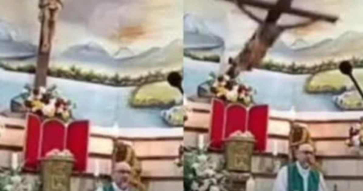 crocifisso crolla durante la messa prete muore in diretta il video sconvolgente da Liberoquotidiano.it crocifisso crolla durante la messa prete muore in diretta il video sconvolgente
