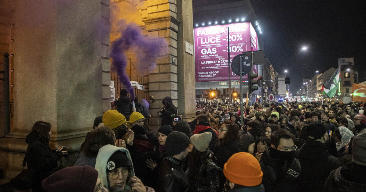 guerriglia a milano fdi incalza il pd associazione a delinquere che fate da Liberoquotidiano.it guerriglia a milano fdi incalza il pd associazione a delinquere che fate