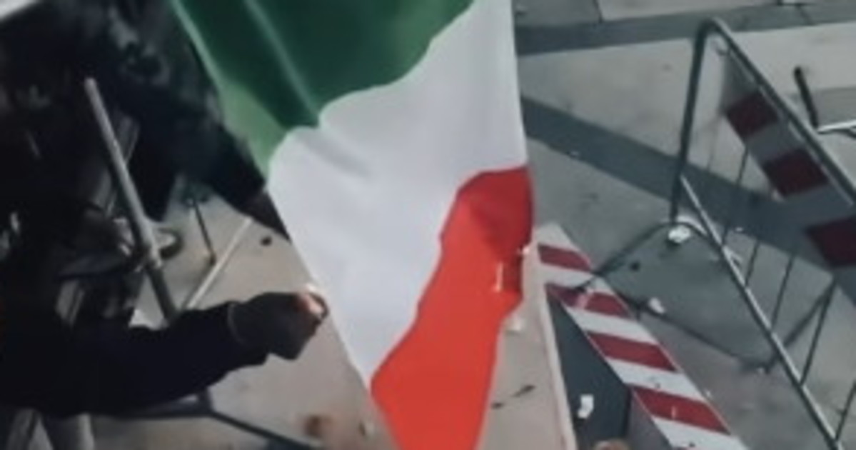 milano maranza bruciano il tricolore in piazza duomo ecco il video choc da Liberoquotidiano.it milano maranza bruciano il tricolore in piazza duomo ecco il video choc