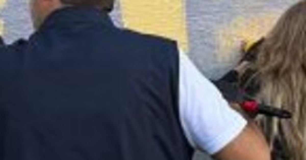 milano blitz anti maranza di salvini e sardone immortalati mentre cancellano scritte contro gli agenti dai muri da Liberoquotidiano.it milano blitz anti maranza di salvini e sardone immortalati mentre cancellano scritte contro gli agenti dai muri