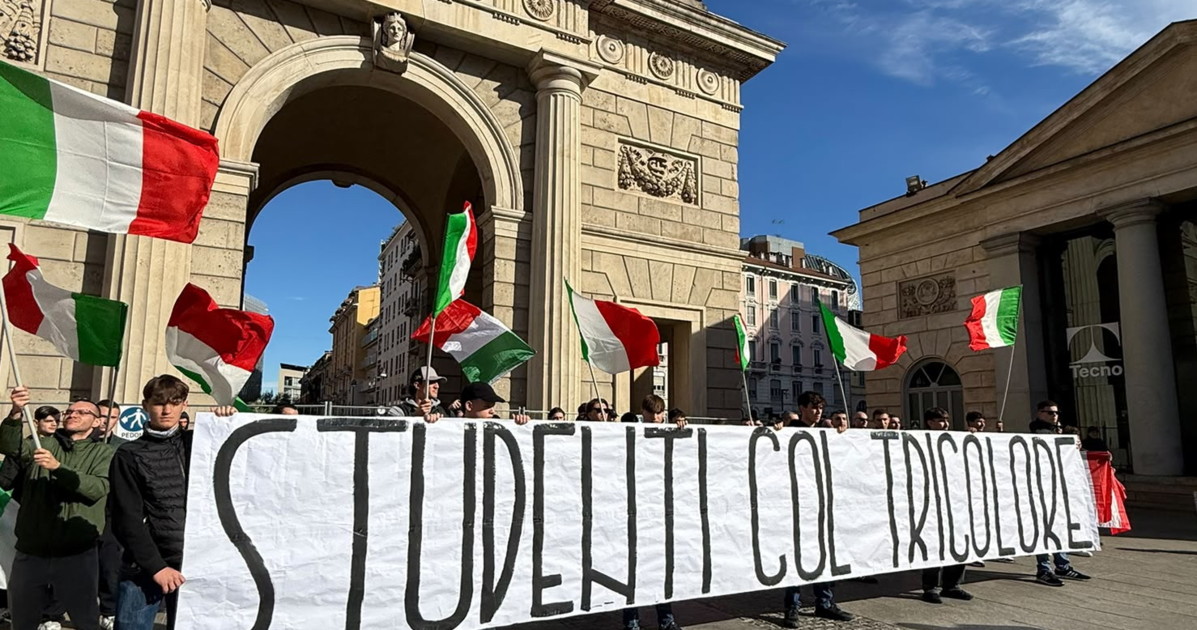 milano cento studenti in piazza con il tricolore milano 200 nostra e ci appartiene da Liberoquotidiano.it milano cento studenti in piazza con il tricolore milano 200 nostra e ci appartiene