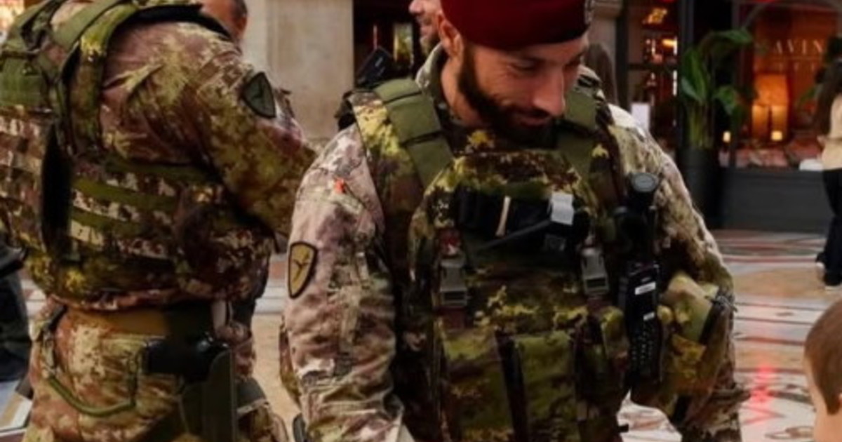 i par224 della folgore a milano solo ai delinquenti e a la foto che spappola i fegati rossi da Liberoquotidiano.it i par224 della folgore a milano solo ai delinquenti e a la foto che spappola i fegati rossi