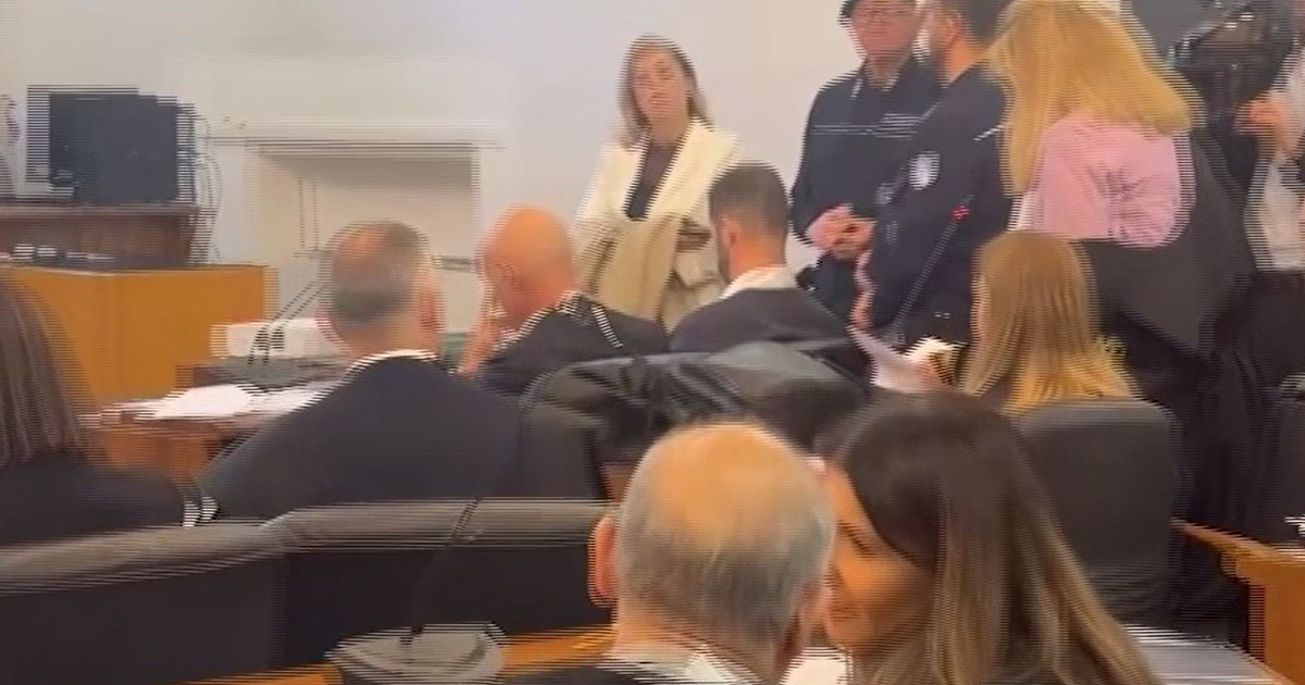 guardami in faccia caos in tribunale quando arriva carlomagno da Liberoquotidiano.it guardami in faccia caos in tribunale quando arriva carlomagno