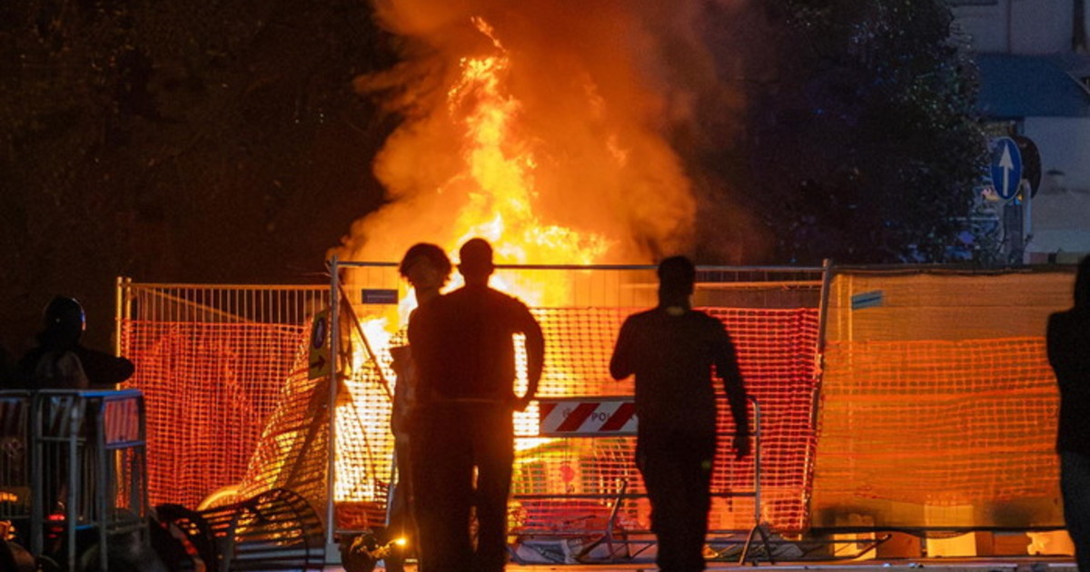 m1710 nei manuali incitano a sparare contro la polizia da Liberoquotidiano.it m1710 nei manuali incitano a sparare contro la polizia