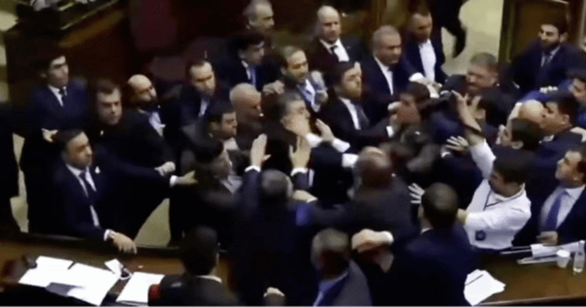 armenia botte calci e pugni in parlamento da Liberoquotidiano.it armenia botte calci e pugni in parlamento